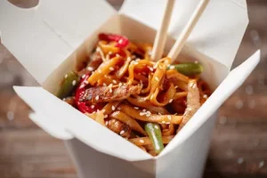 AsiaBox mit Nudeln oder Reis Gebraten